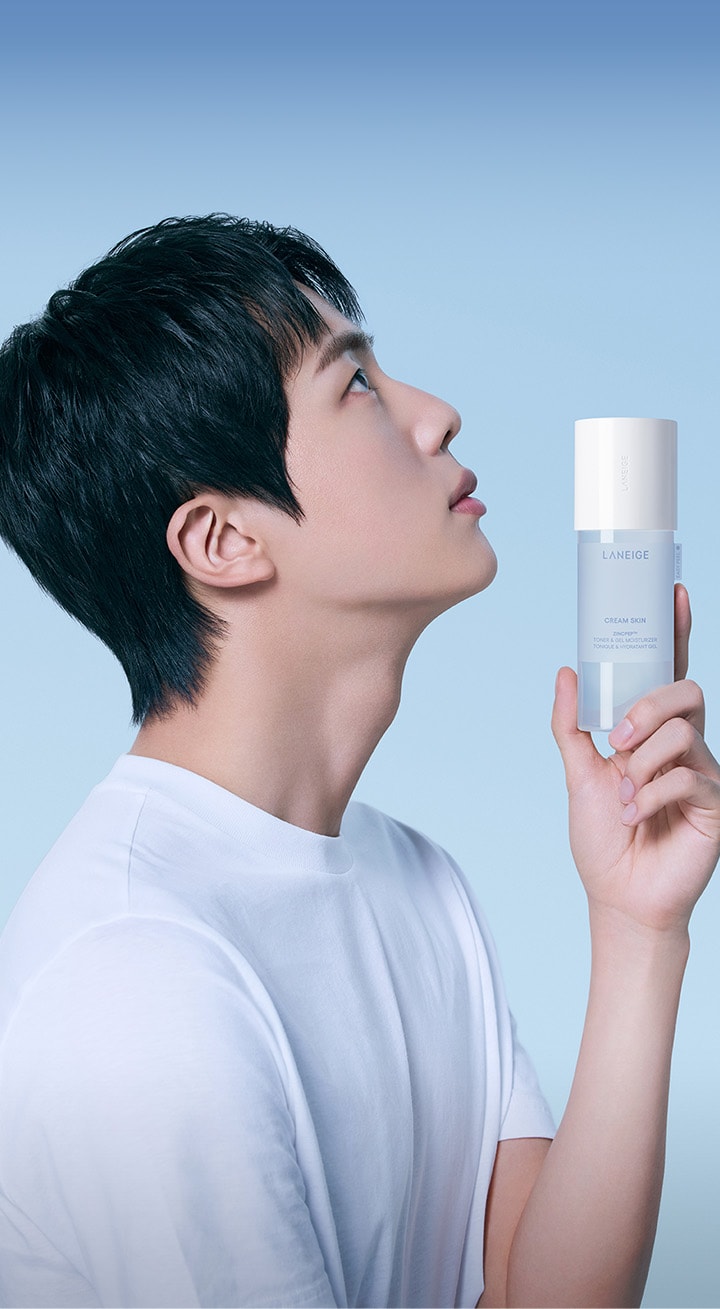 BTS成员Jin手持CREAM SKIN ZINCPEP™ TONER & GEL MOISTURIZER产品