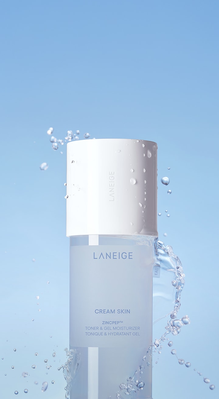 BTS成员Jin手持CREAM SKIN ZINCPEP™ TONER & GEL MOISTURIZER产品